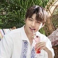 Lihat Kang Daniel pakai baju koko dan minum sirup di Ramadan jadi tambah seger. Foto: Istimewa