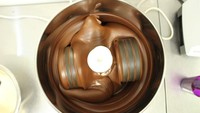 Sambil digiling, biji-biji kakao itu dicampur dengan gula dan susu. Hasilnya seperti ini. Istimewa/damsonchocolate.com.