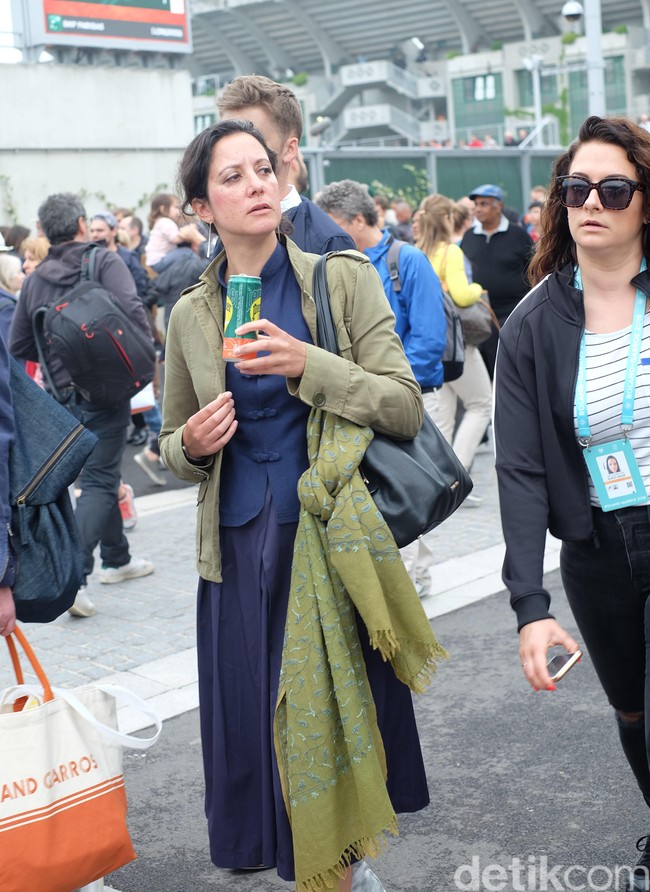 Paris dengan reputasinya sebagai kota mode dunia mengakar hingga segala lini, bahkan ajang olahraga sekalipun. Di Grand Slam Prancis Terbuka Roland Garros 2018, Selasa (5/6/2018), para pecinta tenis berlomba-lomba memberikan gaya busana terbaiknya. Foto: Daniel Ngantung/Wolipop