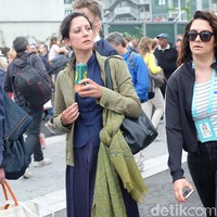 Paris dengan reputasinya sebagai kota mode dunia mengakar hingga segala lini, bahkan ajang olahraga sekalipun. Di Grand Slam Prancis Terbuka Roland Garros 2018, Selasa (5/6/2018), para pecinta tenis berlomba-lomba memberikan gaya busana terbaiknya. Foto: Daniel Ngantung/Wolipop