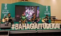Geng Ojol, grup musik yang beranggotakan mitra pengemudi ojek online dari platform yang berbeda termasuk Grab,menyanyikan single terbarunya yang berjudul 'Bahagia Itu Dekat' yang bercerita tentang semangat dan ketulusan bekerja keras (Foto: dok. Grab)