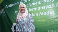 Aurel Hermansyah tampil berhijab saat menggelar acara buka puasa bersama Anang dan Ashanty belum lama ini. Foto: Hanif Hawari/detikHOT