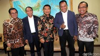Pratikno, Pramono Anung, Moeldoko, Zainudin Amali, dan Komarudin Watubun bertemu di ruang tunggu Komisi II sebelum rapat.