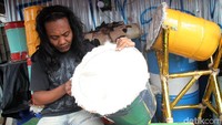 Seorang pedagang bernama Farid mengaku bisa menjual sebanyak 40 buah bedug dengan berbagai macam ukuran.