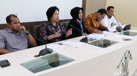 Hadir dalam pernyataan pers tersebut (kiri-kanan) Prof Eddy OS,  Prof. Harkristuti,  Prof. Enny Nurbaningsih, Prof. Muladi dan Dr. Dahana.