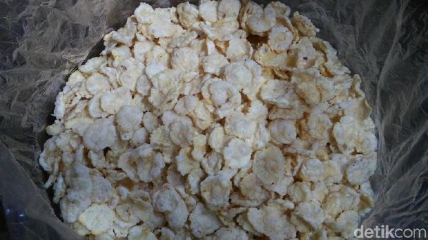 Emping buatan pengrajin di Purworejo.