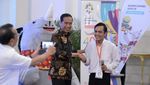 Momen Bona Pencolek Jokowi Dihadiahi Jaket Asian Games di Istana