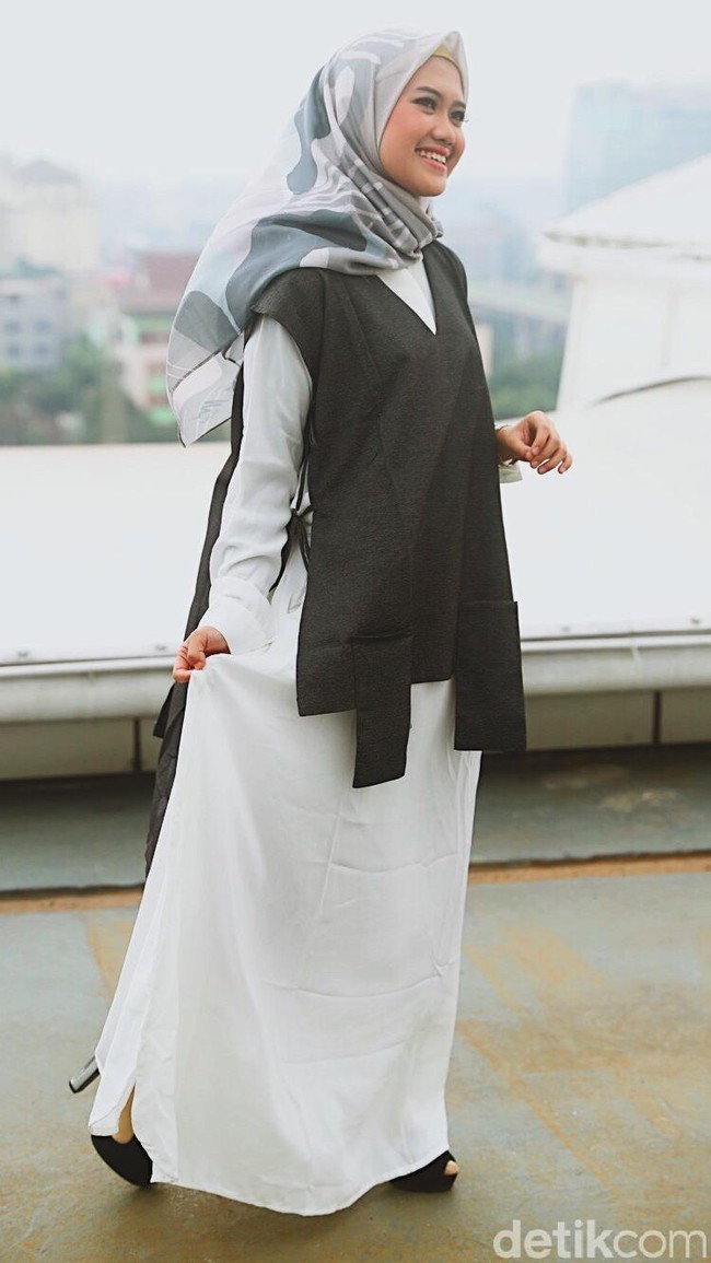 Dress, Scarf, Outer: Meccanism. Fotografer: Grandyos Zafna/detikcom. Makeup Artist: Mirabella Cosmetics. Lokasi: Gedung Trans TV, Tendean Jakarta. Stylist: Silmia Putri. Model: Riski Makarima. [Finalis Hijab Hunt 2018]