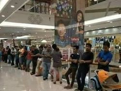 Potret Viral Kemalangan Pria Temani Wanita Belanja