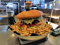 Hebat! Wanita Ramping Ini Coba Habiskan Burger Seberat 4,5 Kg