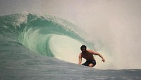 Kalau ini saat Liam merasakan asyiknya surfing di Mentawai beberapa waktu silam (liamhemsworth/Instagram)