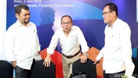 (Kiri ke kanan) Direktur Keuangan & SDM  PT. Jasa Armada Indonesia Tbk Herman Susilo, Direktur Utama  PT. Jasa Armada Indonesia Tbk Dawam Atmosudiro dan Direktur Operasi & Komersial PT. Jasa Armada Indonesia Tbk Supardi berbincang saat berlangsungnya Rapat Umum Pemegang Saham (RUPS) di Jakarta, Rabu (6/6/2018).