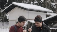 Bersama dengan saudaranya, mereka saling mencicip makanan saat sedang berlibur di luar negeri. Foto: Instagram @glennalinskie