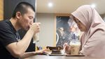Intip Gaya Ngopi Ustaz Felix Siauw Bareng Istri dan Temannya di Sini