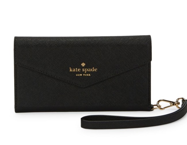 Dengan desain minimalis seperti amplop, dompet berlogo Kate Spade klasik ini begitu populer di zamannya. Foto: Dok. Getty Images