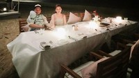 Meskipun sudah memiliki anak, akan tetapi keduanya tetap romantis. Makan bersama di Bali, keduanya menunggu sajian makanan enak. Foto: Instagram @glennalinskie