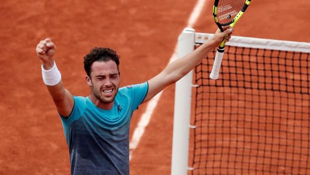Marco Cecchinato memberikan perlawanan ketat kepada Dominic Thiem.
