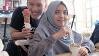 Duh, mesra banget sih. Begini cara sang Ustaz bercanda dengan istrinya ketika makan es krim bareng. Foto: Instagram felixsiauw