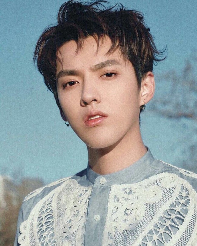 Penampilan Kris eks personel EXO pakai baju koko juga tak kalah ganteng. Foto: Istimewa