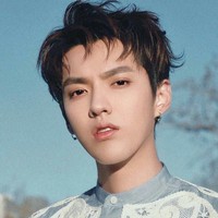 Penampilan Kris eks personel EXO pakai baju koko juga tak kalah ganteng. Foto: Istimewa