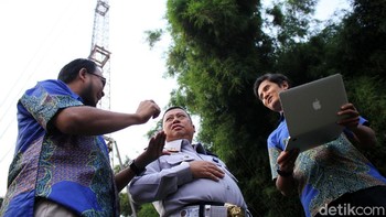 Direktur Binkes Kemenhub Ahmad Yani, Head Telco Service Operation XL Axiata Hendrik, dan Head Customer Experience XL Axiata Ahmad Hamzah mengecek langsung BTS.