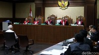 Salah satu kesaksiannya, ia bercerita soal awal dibentuknya Badan Penyehatan Perbankan Nasional (BPPN) yakni untuk mengatasi krisis ekonomi saat itu.