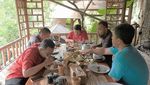 Intip Gaya Ngopi Ustaz Felix Siauw Bareng Istri dan Temannya di Sini