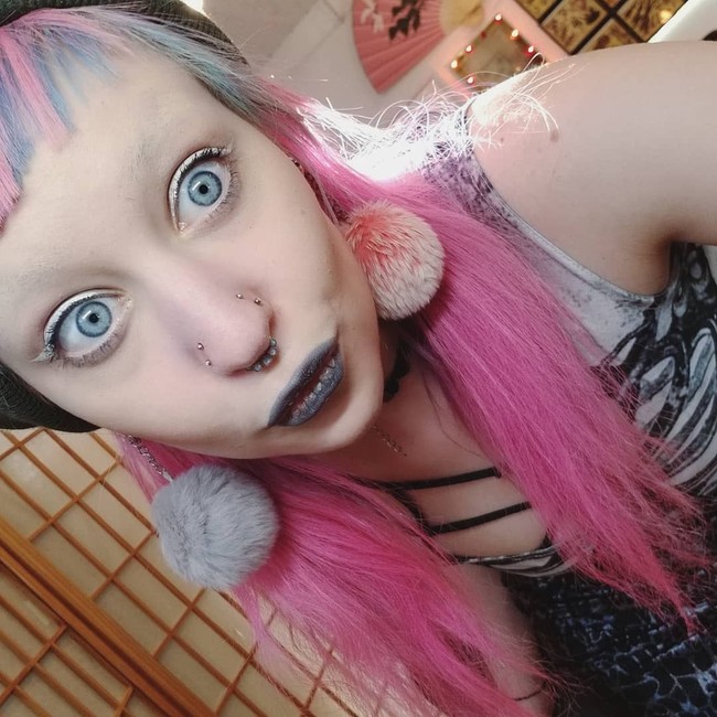 Kini Toshi bekerja di Hello Beautiful Salon yang untungnya cocok dengan penampilannya. Foto: Instagram Toshi Salvino