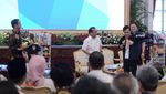 Momen Bona Pencolek Jokowi Dihadiahi Jaket Asian Games di Istana
