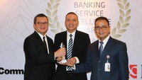 Pemimpin Grup Pengembangan Jaringan Bank DKI, Romy Wijayanto dan Pemimpin Grup Pengembangan Dana dan Layanan Digital Bank DKI, Diki Jatnika mengangkat Piala penghargaan tersebut. Foto: dok. Bank DKI