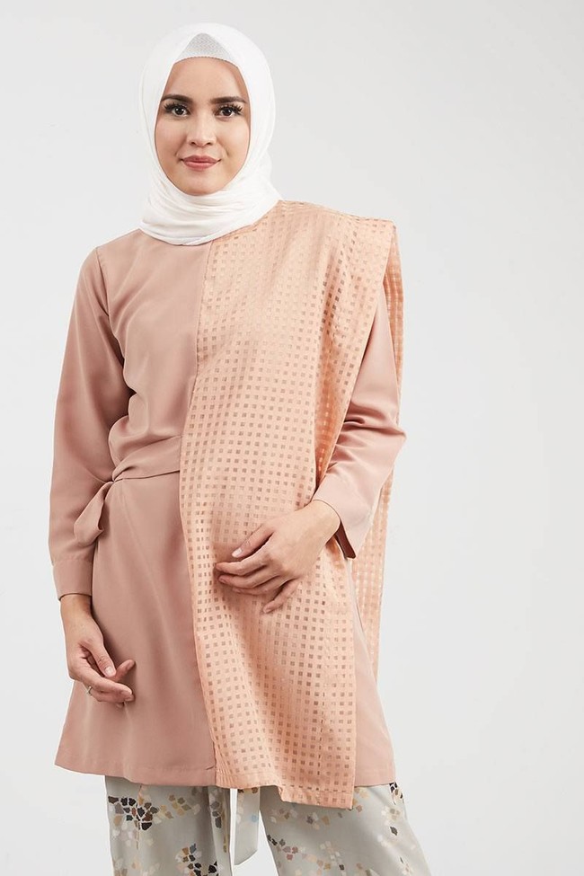 Hasya Tunic dari brand Alexa juga patut dilirik. Tunik seharga Rp 325 ribuan dengan aksen layering ini akan membuat tampilan Hari Lebaran jadi lebih atraktif. Foto: Hijabenka