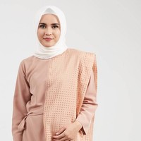Hasya Tunic dari brand Alexa juga patut dilirik. Tunik seharga Rp 325 ribuan dengan aksen layering ini akan membuat tampilan Hari Lebaran jadi lebih atraktif. Foto: Hijabenka