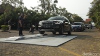 Selanjutnya mobil pun diharuskan ke salah satu rintangan pengujian di mana hanya ban kiri bagian depan dan kanan bagian belakang saja yang menapak ke tanah. Dibantu beberapa crew, mobil digoyang-goyangkan namun uniknya ia tidak terjatuh dan tetap seimbang. Foto: Ruly Kurniawan