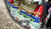 Motor-motor ini akan mengantar BBM untuk kebutuhan pengendara mobil saat macet.
