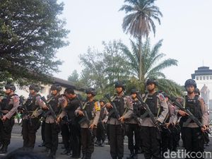 Cegah Teror, Polisi Bersenjata Kawal Momen Mudik di Jabar