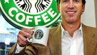 Tahun 1987 Starbucks hanya memiliki 11 gerai, kini bersama Howard Starbucks sudah punya lebih dari 28.000 gerai di 77 negara. Ini pose Howard memegang cangkir Starbucks yang ikonik. Foto: Istimewa