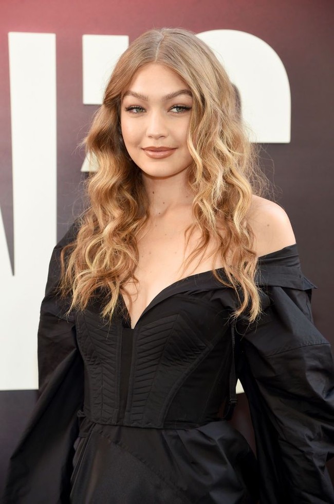 Pundi-pundi kekayaan para model ternyata tak hanya dari fashion show, iklan, dan pemotretan saja. Banyak pula yang menerima bayaran tinggi dari endorsement produk. Salah satunya adalah Gigi Hadid yang juga menerima sekitar $125 ribu (Rp 1,7 miliaran) hingga $300 ribu (Rp 4,3 miliaran) sekali unggah. Foto: Getty Images