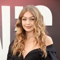 Pundi-pundi kekayaan para model ternyata tak hanya dari fashion show, iklan, dan pemotretan saja. Banyak pula yang menerima bayaran tinggi dari endorsement produk. Salah satunya adalah Gigi Hadid yang juga menerima sekitar $125 ribu (Rp 1,7 miliaran) hingga $300 ribu (Rp 4,3 miliaran) sekali unggah. Foto: Getty Images