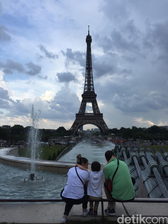Keluarga menikmati keindahan Menara Eiffel dari Jardin du Trucadero. So sweet! Foto: Daniel Ngantung/Wolipop