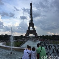 Keluarga menikmati keindahan Menara Eiffel dari Jardin du Trucadero. So sweet! Foto: Daniel Ngantung/Wolipop
