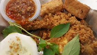 Wah ini paket lengkap ayam kremes, tahu dan tempe goreng, sambal serta lalapan. Kalau menu sahurnya seperti ini puasanya harus semangat. Foto : instagram @busyfortummy
