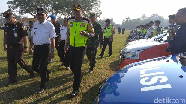 Suasana pemeriksaan pasukan pada gelar ops ketupat candi 2018 oleh Kapolres Purworejo AKBP Teguh Tri Prasetya.