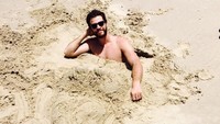 Liam Hemsworth yang berasal dari Australia, terlihat seringkali wisata ke pantai. Di akun Instagram pribadinya pun ia beberapa kali mengunggah foto saat main di pantai. Namun memang jarang memberikan tag keterangan lokasi (liamhemsworth/Instagram)