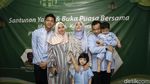 Keluarga Asix saat Buka Bersama dengan Yatim Piatu
