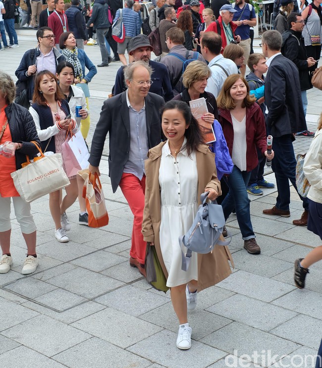 Outerwear favorit lainnya di Roland Garros 2018 adalah trench coat. Siluetnya yang klasik tak pernah gagal memberikan tampilan gaya yang timeless pada pemakainya. Foto: Daniel Ngantung/Wolipop