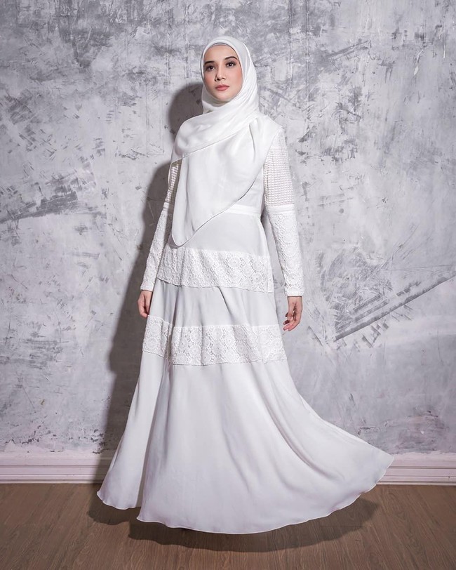 Intip juga koleksi syari Zaskia Sungkar dengan label Kia by Zaskia Sungkar. Salah satu koleksinya yang merupakan kolaborasi Zaskia dengan Barli Asmara, terdiri dari busana putih dengan aksen fur yang anggun untuk dipakai saat Lebaran. Foto: Instagram/KiabyZaskiasungkar