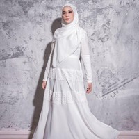 Intip juga koleksi syari Zaskia Sungkar dengan label Kia by Zaskia Sungkar. Salah satu koleksinya yang merupakan kolaborasi Zaskia dengan Barli Asmara, terdiri dari busana putih dengan aksen fur yang anggun untuk dipakai saat Lebaran. Foto: Instagram/KiabyZaskiasungkar