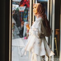 Wardrobe: KAMI. Scarf: DAMA. Fotografer: Niko W/detikcom. Makeup Artist: Mirabella Cosmetics. Lokasi: Gedung Trans TV, Tendean Jakarta. Stylist: Silmia Putri. Model: Dewi Maryam. [Finalis Hijab Hunt 2018]