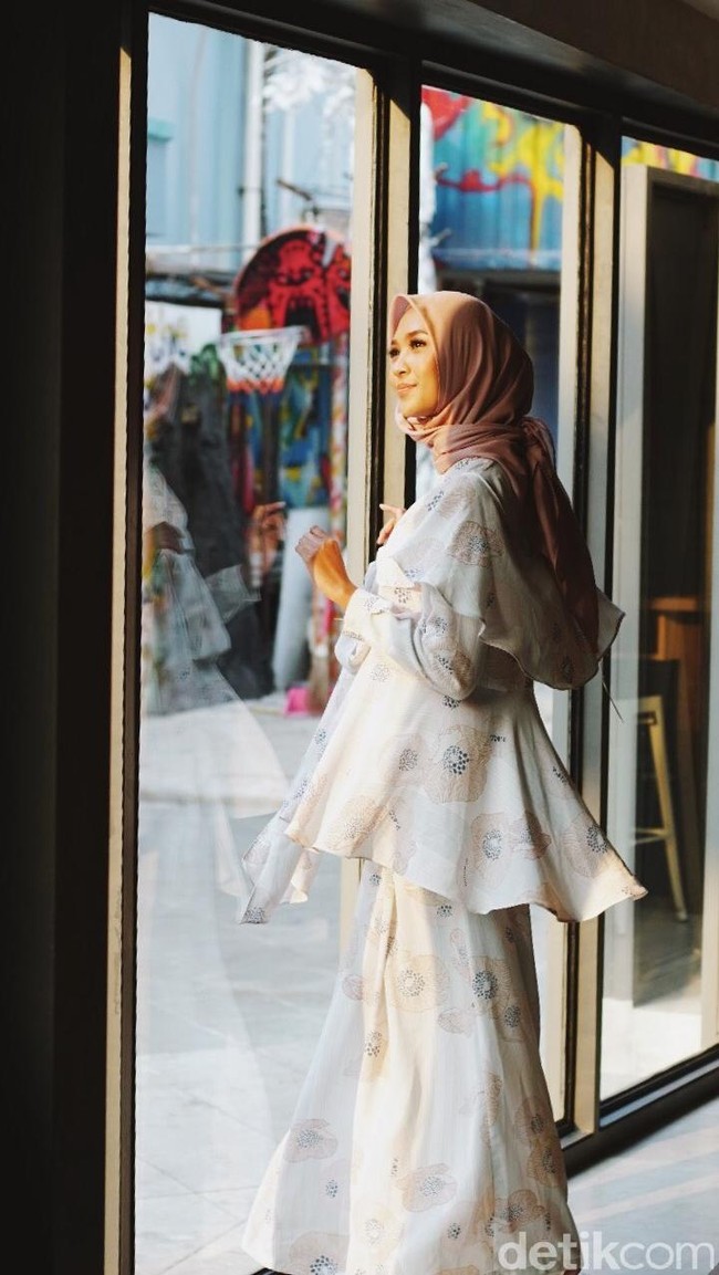 Wardrobe: KAMI. Scarf: DAMA. Fotografer: Niko W/detikcom. Makeup Artist: Mirabella Cosmetics. Lokasi: Gedung Trans TV, Tendean Jakarta. Stylist: Silmia Putri. Model: Dewi Maryam. [Finalis Hijab Hunt 2018]