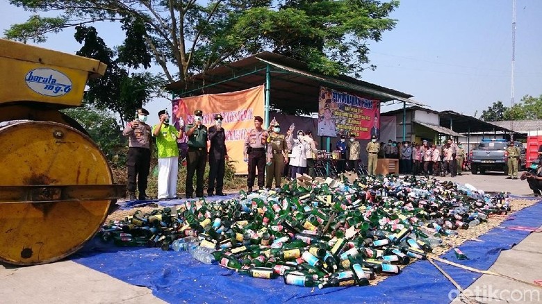 Perangi Pekat, 6.237 Botol Miras Dimusnahkan di Demak Perangi Pekat, 6.237 Botol Miras Dimusnahkan di Demak